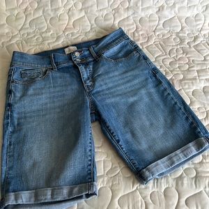 LEVIS. 515 BERMUDA JEAN SHORTS. SIZE 10.
